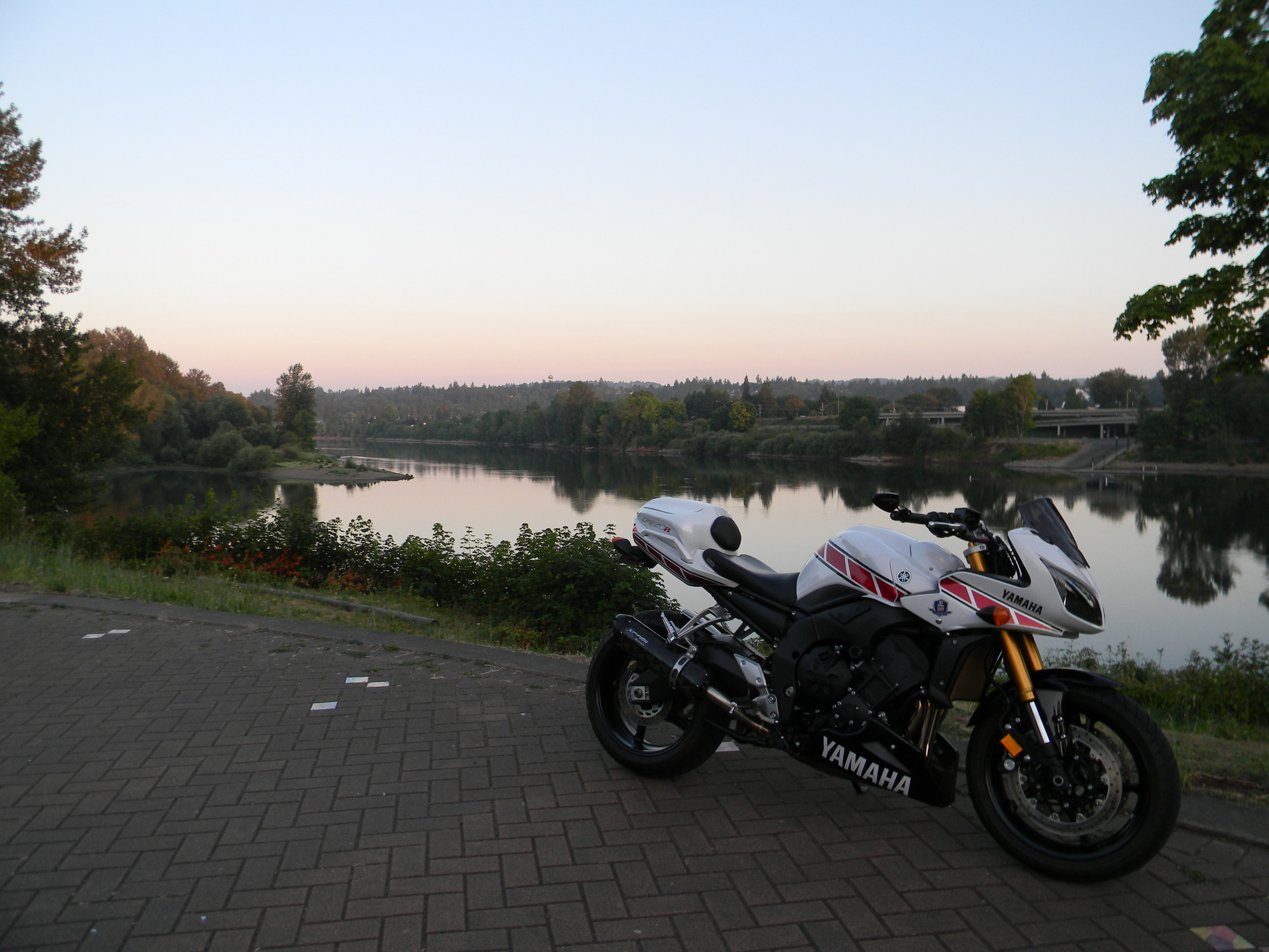Retro FZ1 with Smuggler in front of Willamette River